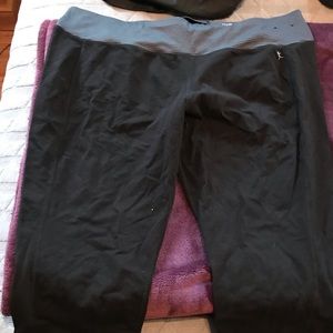 Black cropped yoga pants